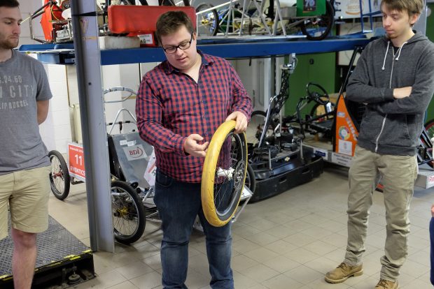 A levegő nem a jövő hajtóanyaga, az biztos. De versenyzéshez tökéletes 9 A világos, nyers gumi a menő dizájn mellett még tapadásban is jobb a feketénél