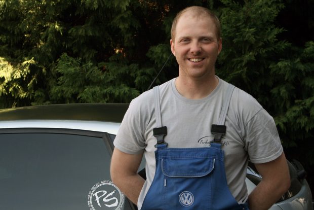 Használt autó: mit vesznek az autószerelők? 6 Zsarnóczay Gábor a VW-konszern autóinak javításával foglalkozik a Ferihegy Autónál. Egy takarékos és megbízható tuningalapot keresett magának