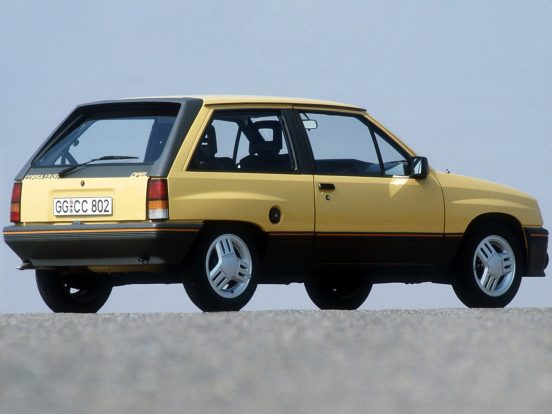 Ilyet sem látsz már új autón 6 Az első generációs Opel Corsa sportosabb változata is csinos, beirdalt háromküllős alufeliket kapott
