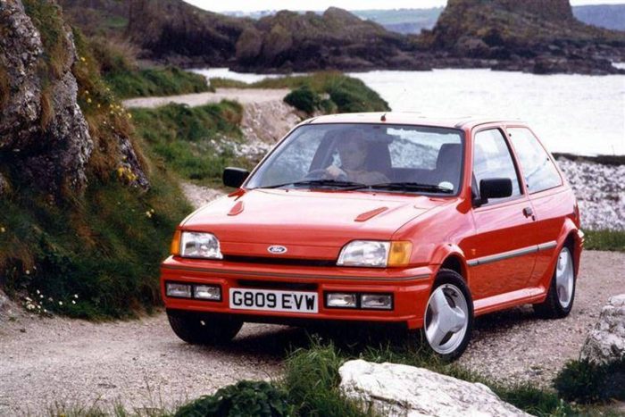 Ilyet sem látsz már új autón 7 Amilyen gazdagon mérték a ködlámpákat a Ford Fiesta RS Turbo-ra, olyan kevés küllő jutott a kerekekre.