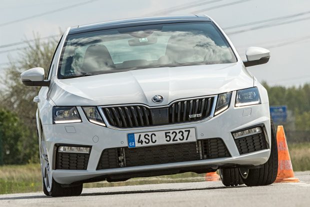 Mit tud a leggyorsabb és a legmagasabb Škoda? 9 Forszírozott kanyarokban az RS nem kökemény sportkocsiként, csak sportos családi autóként viselkedik