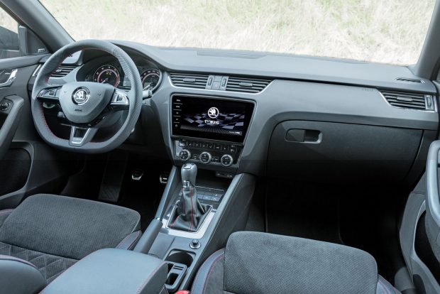 Mit tud a leggyorsabb és a legmagasabb Škoda? 1 Lapított kormány és kagylóülések az RS-ben