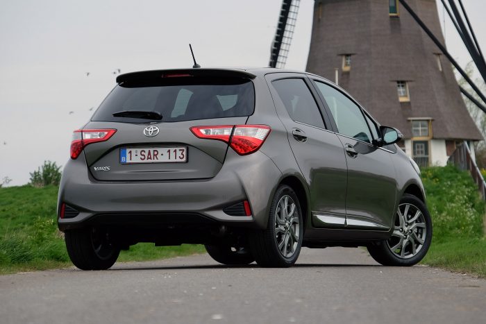 Új Toyota Yaris: Befellegzett a kis motoroknak? 1 A rafinált lámpatest szélesebbnek mutatja az autót, mint amilyen