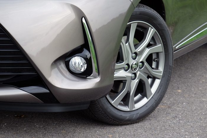 Új Toyota Yaris: Befellegzett a kis motoroknak? 2 Új mintájú felnikkel és dísztárcsával is bővült a kínálat