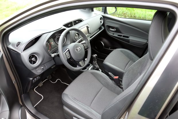Új Toyota Yaris: Befellegzett a kis motoroknak? 3 Komfortosabb, csinosabb az utastér