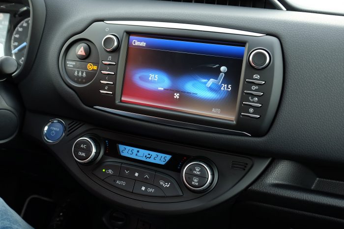 Új Toyota Yaris: Befellegzett a kis motoroknak? 8 Apró hülyeség a megkettőzött hőmérsékletkijelzés