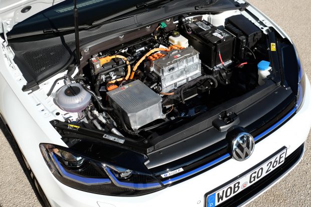 Volkswagen Golfok, a legerősebbtől a legtisztábbig 1 Nagyobb kapacitású akksit és erősebb motort is kapott a villany Golf