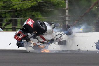 Csoda történt a falnak csapódott Indy-pilótával