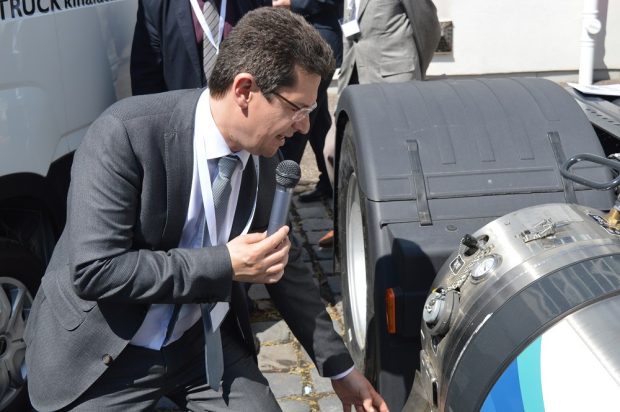 Egyre nagyobb az érdeklődés az új Ikarus iránt 2 Az Iveco Stralis NP LNG-t Domanovszky Henrik, az Magyar Gázüzemű Közlekedés Klaszter Egyeslet (MGKKE) elnöke mutatta be.