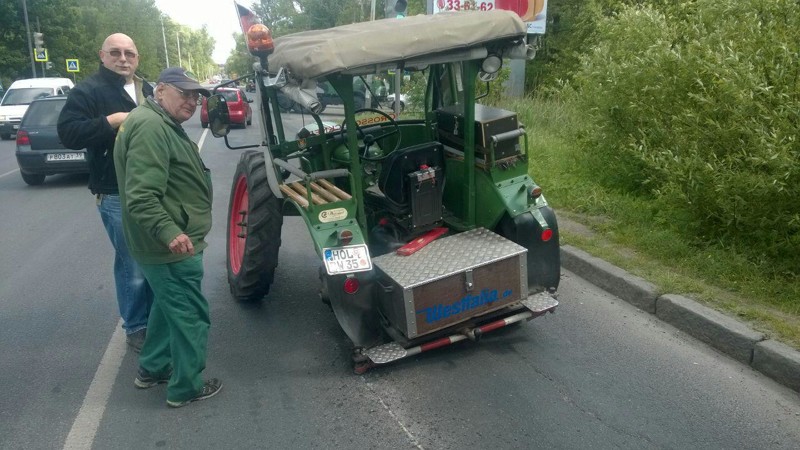Traktorral indult neki a világnak a 81 éves nyugdíjas 1