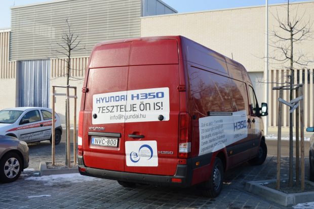 Beleszólhat a nagyok versenyébe a Hyundai furgonja 1 6,19 méteres hosszúságával felejtősek a személyautóknak fenntartott parkolók. A budafoki piac parkolójában másfél autónyi helyre volt szüksége.
