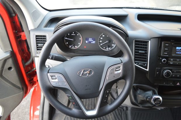Beleszólhat a nagyok versenyébe a Hyundai furgonja 4 Egyedül a kormányon érződik némi távol-keleti hatás.