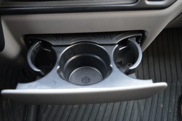 Beleszólhat a nagyok versenyébe a Hyundai furgonja 3 Praktikus pohártartót rejt a középső konzol alatti rész.