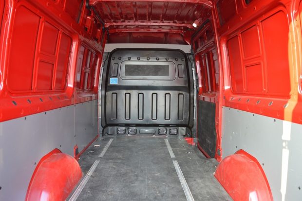 Beleszólhat a nagyok versenyébe a Hyundai furgonja 5 A H350 rakterének padlója számos rögzítési lehetőséget rejt, ami jól jön akkor, ha nem euro-raklapokkal történik a pakolás.