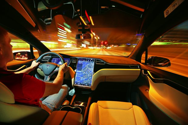 Nincs ennél gyorsabb madár 4 Bár a Model S-ben már kiismertük, ezúttal is jó benyomást tett ránk a hatalmas kijelzőjű Tesla infotainment. Áttekinthető, könnyen használható, hifije pedig kiválóan szól. Viszont túlzottan elvonja a figyelmet a vezetéstől és nem jól működik a hangvezérlése.
