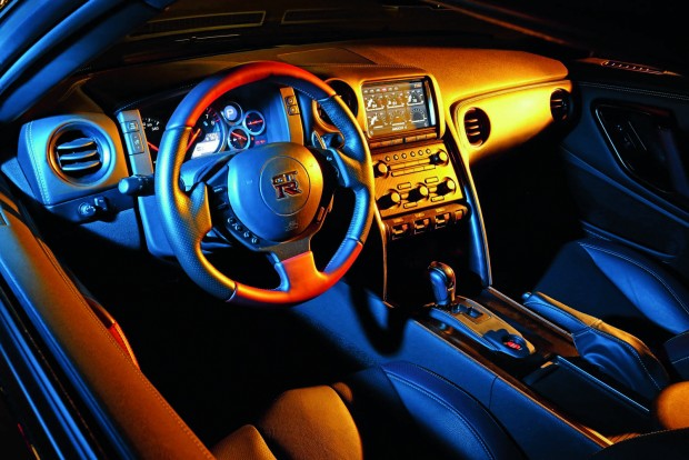 550 lóerő elég a sportossághoz? 6 A GT-R műszerfala és középkonzolja is a műszakiság diadala. Pompásan eljátszadozunk vele