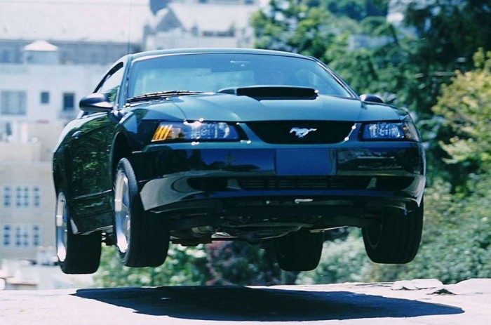 Újra Ford Mustang Bullitt 2 Sportkipufogó beépítésével megnövelték a motor erejét és még élvezetesebbé tették a V8-as hangját. A 4,6 literes benzines teljesítménye 270 lóerő