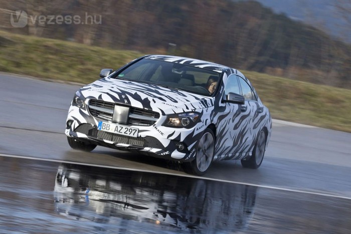 A mezőny számunkra legfontosabb autóját mégis a Mercedes-Benz leplezi le idén, mert a CLA Kecskeméten készül. Az A-osztályra épülő, kupésra vett négyajtós 463 centiméteres, és első- vagy négykerék-hajtással rendlehető