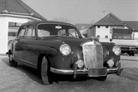 A Mercedes 220 S becsült ára 3,3-4 millió forint