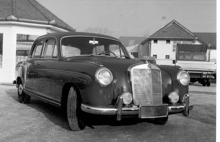 A Mercedes 220 S becsült ára 3,3-4 millió forint