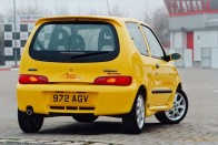 A Seicento Sportingtól M S Limited Edition embléma és Schumacher aláírása különbözteti meg az autót