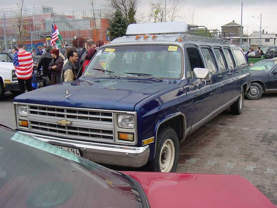 6300-as Chevrolet Suburban dízel 1986-ból. Jól látszik, hogy az autó három parkolóhelyet igényel