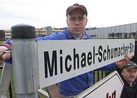 Ellopták a Schumacher utcanévtáblát