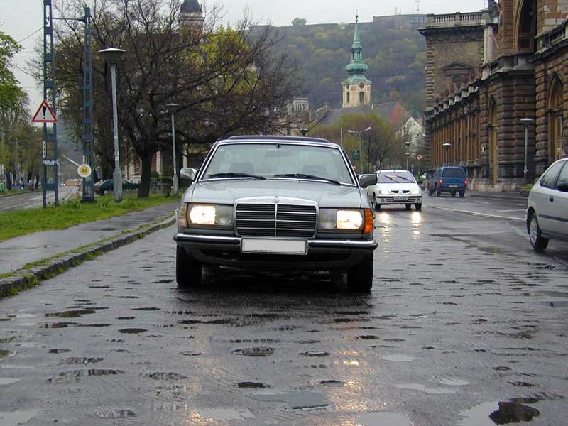 Előzési presztizse szinte nulla, mert tükörből mindeki 240-es dízelnek nézi