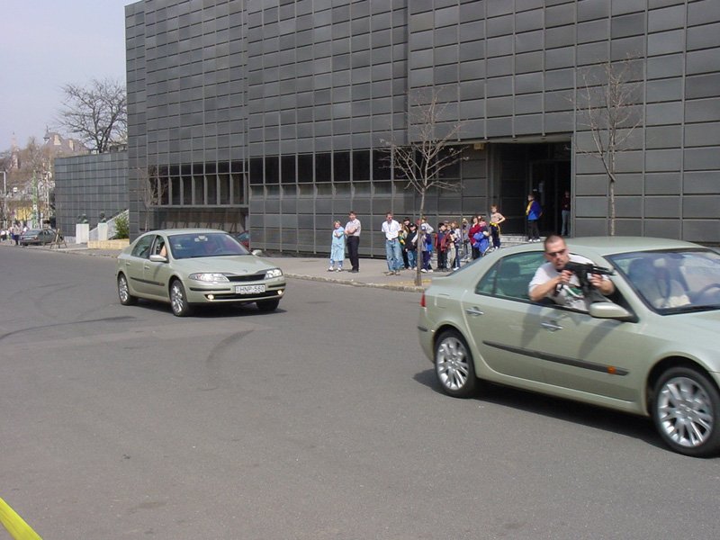 Látványos show-műsorral mutatták be Magyarországon az új Renault Laguna-t