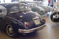 A kép előterében a két Jaguar Mark II, hátul a Mercedes 190 SL fara. Egyik sem kelt el