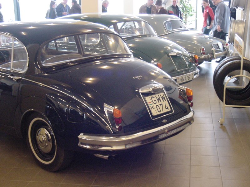 A kép előterében a két Jaguar Mark II, hátul a Mercedes 190 SL fara. Egyik sem kelt el