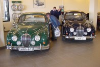 Közel nyolcmillió forintra tartották mindkét Jaguar Mk II-t