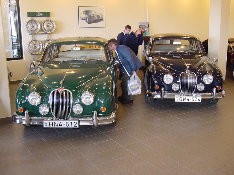 Közel nyolcmillió forintra tartották mindkét Jaguar Mk II-t