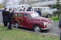 A parkolóban is volt mit csodálni. A képen egy Morris Minor woody