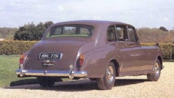 Elárverezteti húsz autóját Elton John