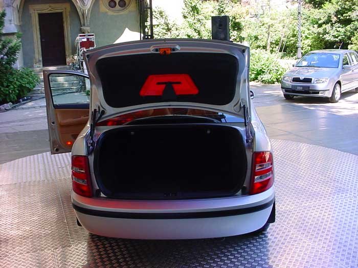 Skoda Fabia Sedan – Klasszikus felépítés, kedvező alapár 3 A csomagtér 438 literes. Figyelmes ötlet, hogy a zárat műanyag burkolattal látták el