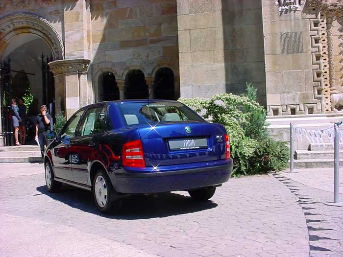 A limuzin felára 130 000 forint az ötajtóshoz képest