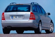 A C32 AMG kombi karosszériával 5.4 másodperc alatt gyorsul százra