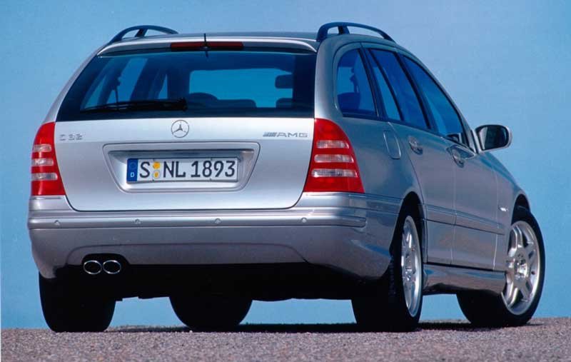 A C32 AMG kombi karosszériával 5.4 másodperc alatt gyorsul százra