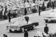 II. Erzsébet brit királynő és férje is parádéztak Cadillac Eldoradóban. A felvételen az 1976-os típus