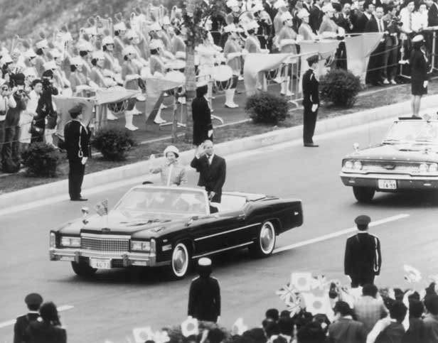 II. Erzsébet brit királynő és férje is parádéztak Cadillac Eldoradóban. A felvételen az 1976-os típus