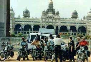 Rizsesfazékkal pótolják a bukosisakot Indiában