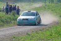 Az F2-es kategóriában hatalmas harc folyik az első helyért, a képen Tobak-Vinoczai páros Skoda Octavia Kit-car-ja