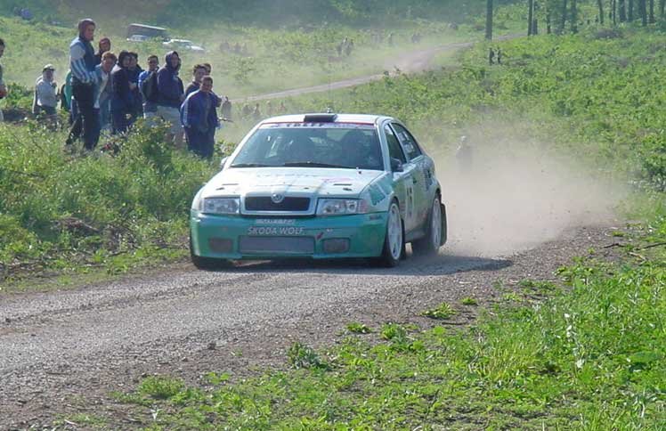 Az F2-es kategóriában hatalmas harc folyik az első helyért, a képen Tobak-Vinoczai páros Skoda Octavia Kit-car-ja