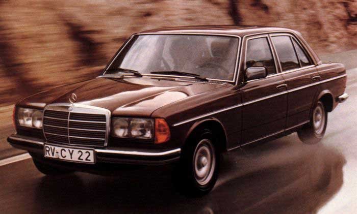 Legendásan megbízható autó hírében állt a W 123-as Mercedes-Benz. A képen a modellfrissítés utáni limuzin, 2800-as benzinmotorral. 1976 és 1984 között gyártották