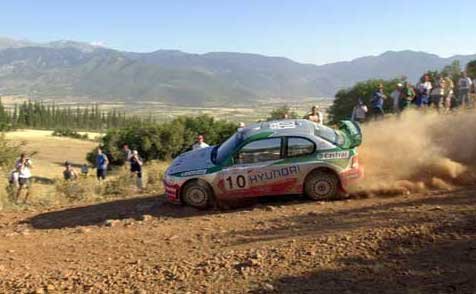 Alister McRae (Hyundai Accent WRC) bár a verseny folyamán technikai problémákkal küzdött, még versenyben van