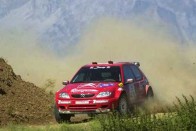 Az 1.6 literes géposztályú Super 1600-as mezőny élén a Citroen Saxo-val versenyző Loeb-Elena kettős áll