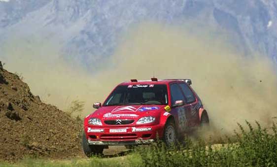 Az 1.6 literes géposztályú Super 1600-as mezőny élén a Citroen Saxo-val versenyző Loeb-Elena kettős áll