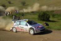 Problémák nélkül versenyez az egyetlen talpon maradt gyári Peugeot 206 WRC-vel autózó Harri Rovanpera