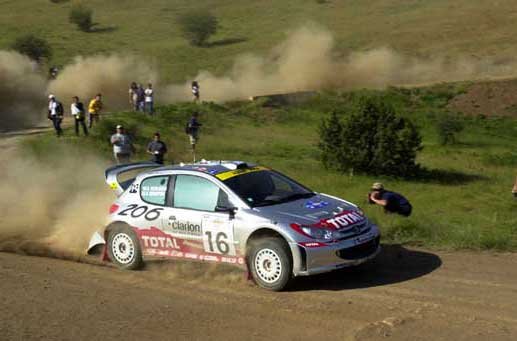 Problémák nélkül versenyez az egyetlen talpon maradt gyári Peugeot 206 WRC-vel autózó Harri Rovanpera